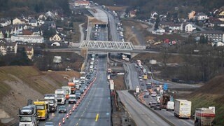 Autos fahren auf einem Streckenabschnitt des A8-Ausbaus bei Pforzheim auf einer neuen Trasse in Richtung Stuttgart. Der Ausbau der A8 bei Pforzheim erreicht einen neuen Abschnitt.
