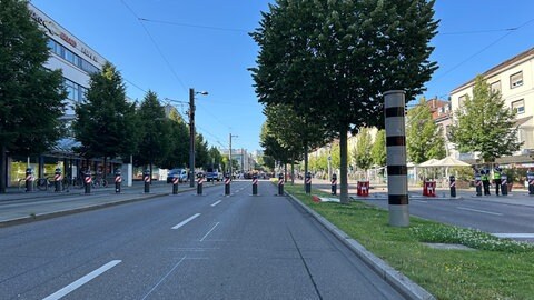 Zur Absicherung stehen auf der Heilbronner Allee mehrere Poller. Die Kosten für Sicherheit sind stark gestiegen.