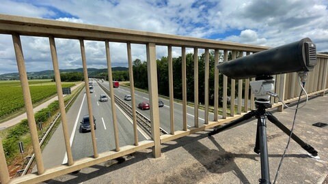 Die Polizei Trier überwacht mit einer speziellen Kamera den Verkehr auf der Autobahn bei Kenn. 