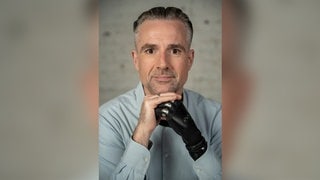 Psychologe Prof. Bertolt Meyer schaut in die Kamera.