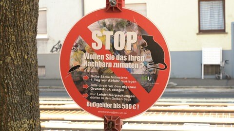 Mit solchen Schildern macht die Stadt Ulm auf das Problem aufmerksam. Die Bußgelder werden sich ab Juli verdoppeln. Die Stadt Ulm kämpft gegen wilden Müll in der Innenstadt. Der Gemeinderat hat in einer Schwerpunktsitzung einige Maßnahmen beschlossen. 