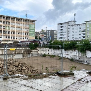 Der Berliner Platz heute mit Bauruine und Haltestellen 