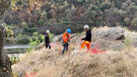 Kletterer untersuchen den Loreley-Felsen nach weiteren losen Steinen und Felsbrocken.
