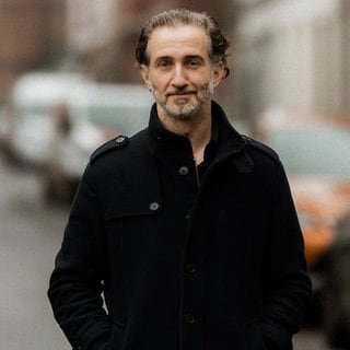 Kai Viehof schaut in die Kamera. In SWR1 Leute spricht er darüber, warum er auf sein Millionenerbe verzichtet, was mit dem Geld passiert und was er über die Reichtumsverteilung in Deutschland denkt.