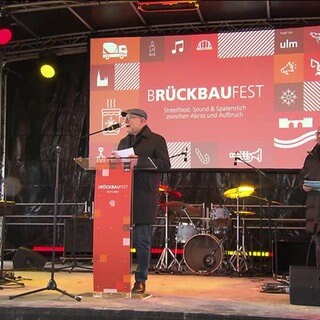Verhkehrsminister Winfried Hermann beim Brückbaufest in Ulm