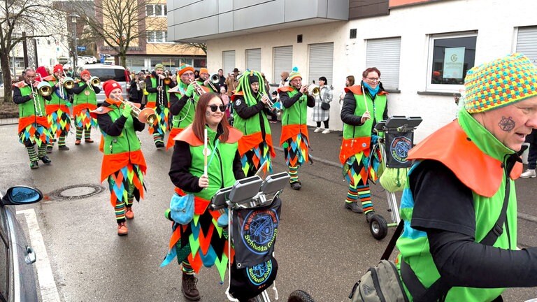Guggenmusik führt den Kinderfaschingsumzug in Aalen-Wasseralfingen an.