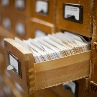 Ein alter Karteikarten-Schrank mit einer geöffenten Schublade und vielen Karteikarten - Symbolbild für das SWR1 BW Hitparaden-Archiv