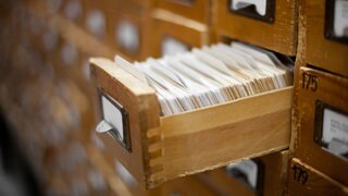 Ein alter Karteikarten-Schrank mit einer geöffenten Schublade und vielen Karteikarten - Symbolbild für das SWR1 BW Hitparaden-Archiv
