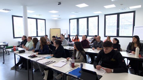 Eine gut gefüllte Klasse in Wertheim: Die Nachfrage nach einer Ausbildung an der Pflegeschule hoch. Junge Menschen wollen wieder vermehrt in die Pflege.