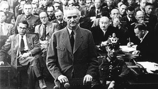 Carl-Friedirch Goerdeler 1944 vor dem Volksgerichtshof. Er wurde am 8. September 1944 zum Tode verurteilt und am 2. Februar 1945 hingerichtet.