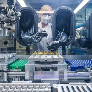 Im MEET Batterieforschungszentrum arbeitet eine Doktorandin im Reinraumlabor an der Weiterentwicklung elektrochemischer Energiespeicher, hier Lithium-Ionen-Akkumulatoren. 