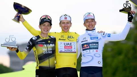 Jonas Vingegaard, Tadej Pogacar und Florian Lipowitz auf dem Podium der Tour de France 2025