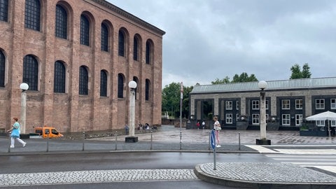 Bei einer Schlägerei auf dem Basilika Vorplatz in Trier sind am Samstagabend sechs Personen verletzt worden.