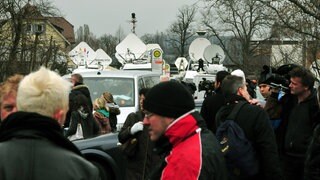 Viele Ü-Wagen und Menschen: Großes Medieninteresse am 12. März 2009 – einen Tag nach dem Amoklauf – an der Albertville-Realschule in Winnenden