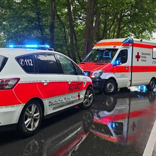 Rettungskräfte sichern die Unfallstelle auf der B 414 im Westerwaldkreis