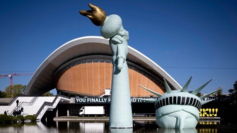 Halb versunkene lebensgroße Freiheitsstatue vor dem Berliner HKW bei Jan Böhmermanns Ausstellung „Die Möglichkeit der Unvernunft“.