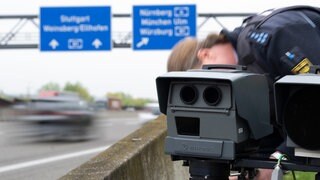 Ein Blitzer am Straßenrand. Bei Verstößen im Verkehr finden manche Menschen kuriose Dinge, um sich zu rechtfertigen.