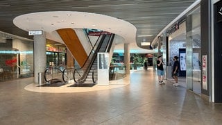 Stehende Rolltreppe in Einkaufszentrum Q6Q7 in Mannheim wegen Stromausfall