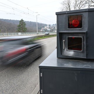 Ein Auto fährt auf einer Zufahrtsstraße zur Innenstadt von Stuttgart an einem Blitzer zur Geschwindigkeitskontrolle vorbei. In Stuttgart hat die Polizei eine 21-Jährige vorläufig festgenommen, die über 100 Geschwindigekitsverstöße begangen hat.