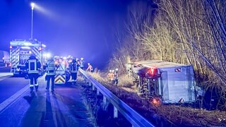 Ein Lastwagen ist auf der A5 von der Fahrbahn abgekommen und in einen Graben gekippt. Der Lkw war mit Obst und Gemüse beladen.