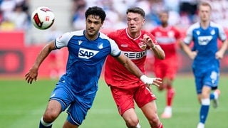 Laufduell zwischen Ozan Kabak (li., TSG Hoffenheim) und Dzenan Pejcinovic (VfB Stuttgart)
