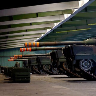 Mehrere Leopard 2 A6 Kampfpanzer: Die schwierige Wirtschaftslage macht Autozulieferern zu schaffen. Manche produzierten nun auch für die Rüstungsindustrie. 