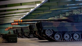 Mehrere Leopard 2 A6 Kampfpanzer: Die schwierige Wirtschaftslage macht Autozulieferern zu schaffen. Manche produzierten nun auch für die Rüstungsindustrie. 