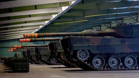 Mehrere Leopard 2 A6 Kampfpanzer: Die schwierige Wirtschaftslage macht Autozulieferern zu schaffen. Manche produzierten nun auch für die Rüstungsindustrie. 