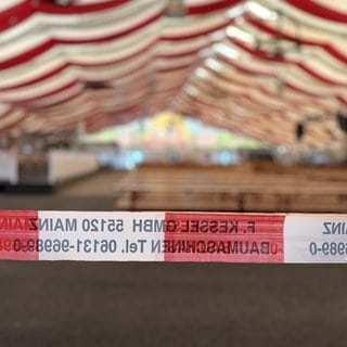 Das gesperrte Festzelt des Mainzer Oktoberfestes.