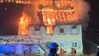 Beim Eintreffen der Feuerwehr brannte der Dachstuhl bereits.