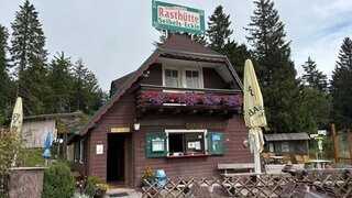 Die alte Rasthütte aus den 1950er Jahren am Seibelseckle. Sie steht in der Nähe des Mummelsees an der Schwarzwaldhochstraße