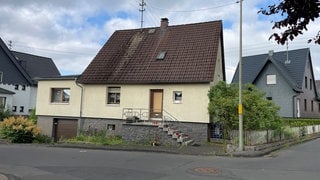 In diesem Haus in Weitefeld  sind drei Menschen getötet worden.