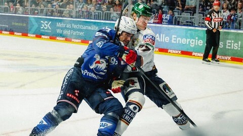  Nicolas Mattinen (Adler Mannheim) im Zweikampf mit Eric Hördler (Eisbären Berlin).