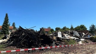 Bei einem Brand wurde die katholische Kirche in Widdern (Kreis Heilbronn) im August 2024 komplett zerstört (Archiv)
