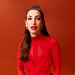 Tijen Onaran, Unternehmerin, blickt in rotem Outfit in die Kamera. In SWR1 Leute spricht sie über bessere Kommunikation im Internet, privat und beruflich.