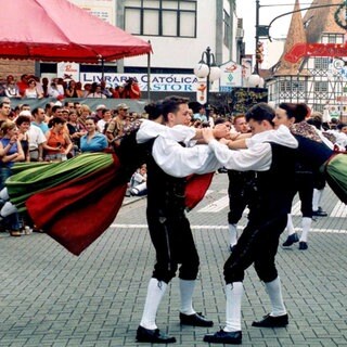 Schausteller der sogenannten "Urwald-Wiesn" präsentieren in BlumenauBrasilien einen deutschen Volkstanz (undatiertes Archivfoto, ca. 2003). Zwischen 1824 und 1830 brachen hunderte Deutsche auf, um in Brasilien Fuß zu fassen. Die erste Gruppe von 39 Männern, Frauen und Kindern aus dem Hunsrück traf kurz nach der Unabhängigkeit des südamerikanischen Landes (1822) am 25. Juli 1842 im Tal des Flusses Rio dos Sinos ein.