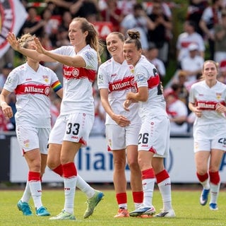 Nicole Billa vom VfB Stuttgart jubelt mit Julia Glaser und Fabienne Dongus