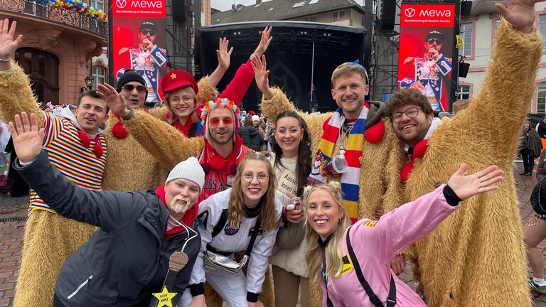 Ob als Huhn verkleidet, als Partysänger oder als Astronauten: Diese Truppe hat auf jeden Fall Spaß.