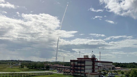 Die neue europäische Trägerrakete Ariane 6 startet am europäischen Weltraumbahnhof in Kourou in Französisch-Guayana erstmals in den Weltraum.