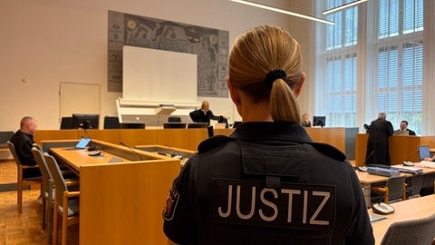 Vor dem Landgericht Mainz hat der Prozes gegen einen Mann begonnen, der große Mengen Kokain verkauft haben soll. 