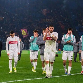 Spieler des VfB Stuttgart gehen nach dem Spiel bei AS Rom enttäuscht in die Kurve