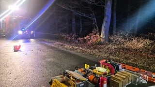 Ein Autofahrer ist bei Spabrücken bei einem Unfall gegen einen Baum geprallt und gestorben.