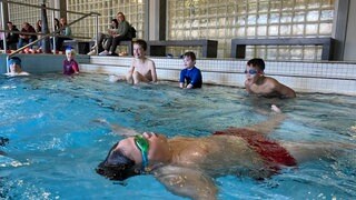 Im Schulschwimmbad des Gymnasiums Calvarienberg in Ahrweiler bietet das "Ahrtaler Reha-Sport-Zentrum" seit Anfang 2024 inklusive Schwimmkurse an. Kinder mit Beeinträchtigungen machen dort das "Seepferdchen"-Abzeichen.