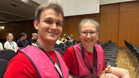 Stefan Fenninger und Theresa Bäuml vom Awareness-Team kümmern sich um Menschen, die während des Deutschen Musikfests Hilfe benötigen.