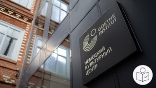 Ein Schild mit der Aufschrift "Goethe-Institut". Daneben russische Schriftzeichen. Das Goethe-Institut ist in Moskau. Es soll geschlossen werden. Rechts das SWR Logo für Leichte Sprache.