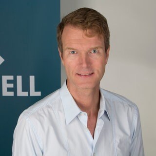 Andreas Böhnisch steht vor dem Logo von SWR Aktuell.