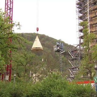 Die Quellenturmspitze wird angebracht