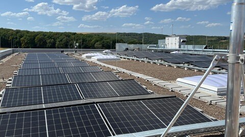 PV-Anlage auf neuem Hangar für Rettungshubschrauber in Rockenhausen