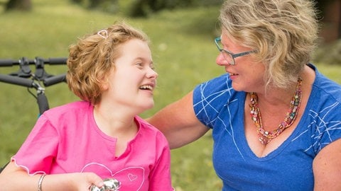 Ursula aus Esslingen und ihre schwerst behinderte Tochter Anne. Ursula Hofmann aus Esslingen erzählt in SWR1 Neuanfang, wie sie ihre schwerbehinderte Tochter Anne ohne jede staatliche Unterstützung seit mehr als zwei Jahrzehnten pflegt. Anne war mit einem extrem seltenen Gendefekt zur Welt gekommen. Ohne die Fürsorge ihrer Mutter würde Anne womöglich gar nicht mehr leben.
