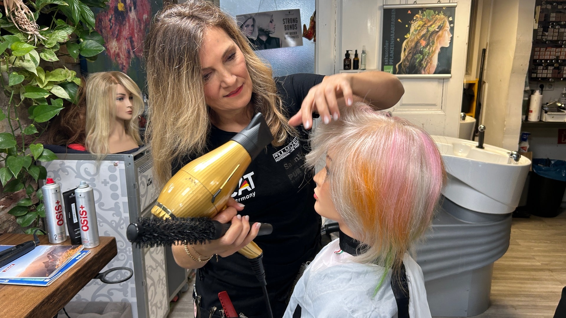 "Es kommt auf jedes Haar an" - Karlsruherin trainiert für Friseur-WM
